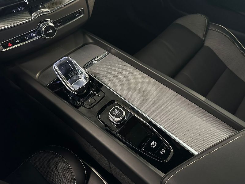 Volvo XC60 T8 PLUS Black Edition, 360°,HK - fotka 29 z 34