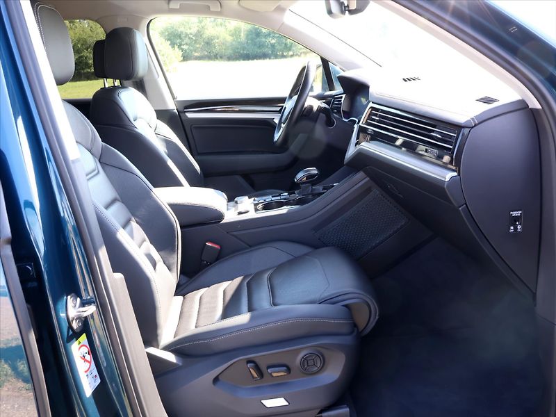 Volkswagen Touareg 3,0 TDI 210kW 4M LED DPH CZ - fotka 12 z 28