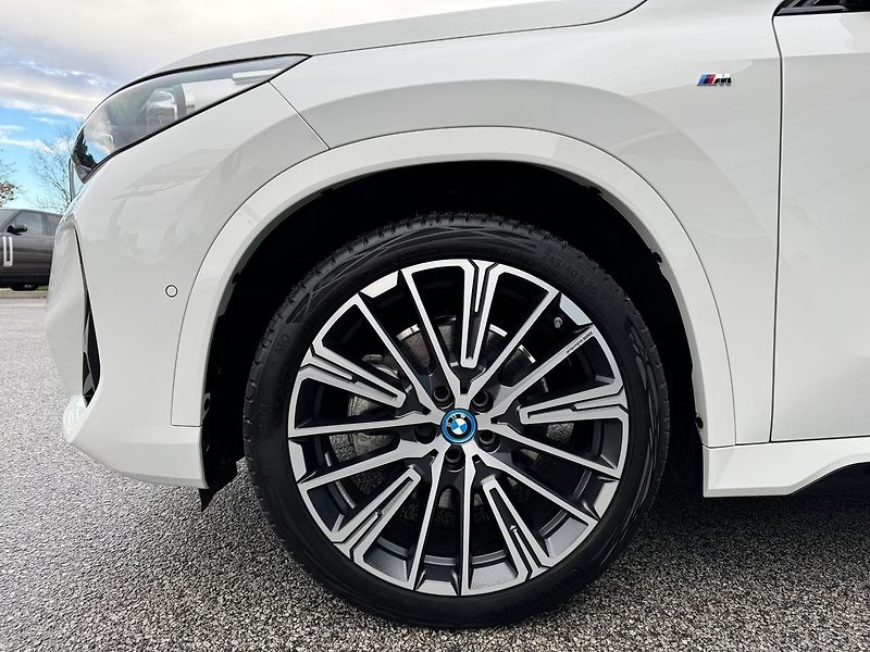 BMW iX1 xDrive 30 - fotka 11 z 22