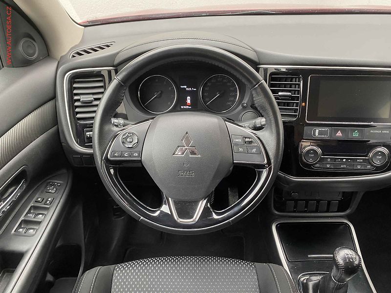 Mitsubishi Outlander (2017) 2.0 2WD, Invite, kamera, +ALU - fotka 11 z 17