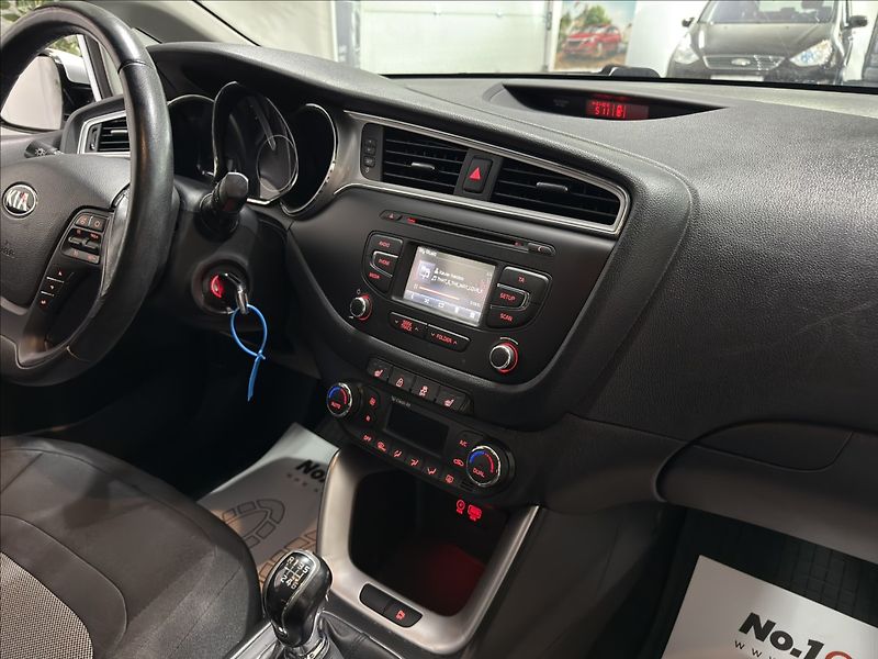 Kia Ceed 1,6   GDI KAMERA VÝHŘEV 61TKM - fotka 17 z 31