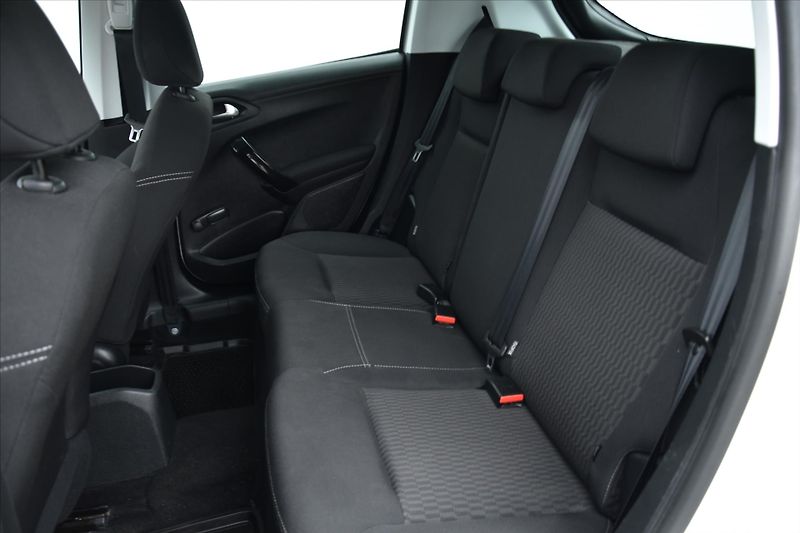 Peugeot 208 1.2i 60kW 1.MAJITEL DPH ČR - fotka 10 z 19
