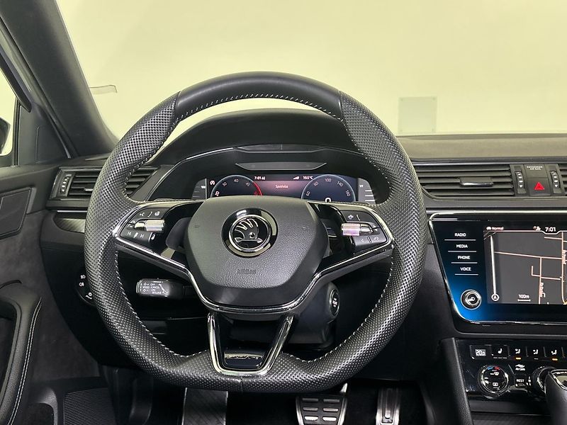 Škoda Superb Sportline DSG - fotka 18 z 29