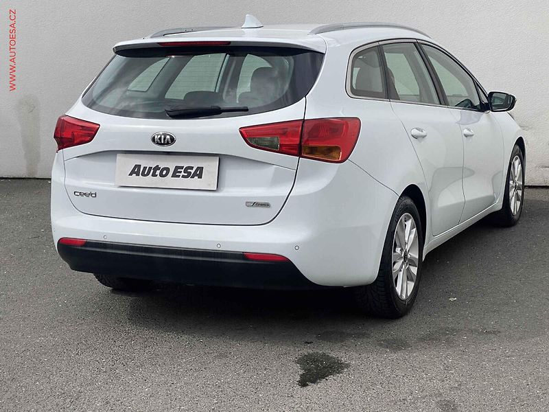 Kia Ceed (2017) 1.6 GDi, AC, navi, kamera - fotka 4 z 18