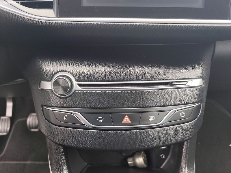 Peugeot 308 (2015) - fotka 36 z 40