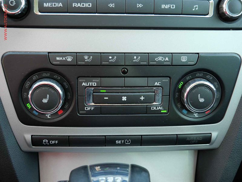 Škoda Octavia (2011) 1.4 TSi, Family, DSG, xenon - fotka 15 z 18