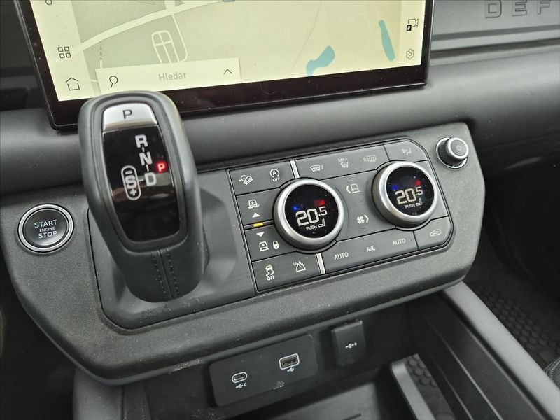 Land Rover Defender 3,0 110 D300 HSE - fotka 18 z 19