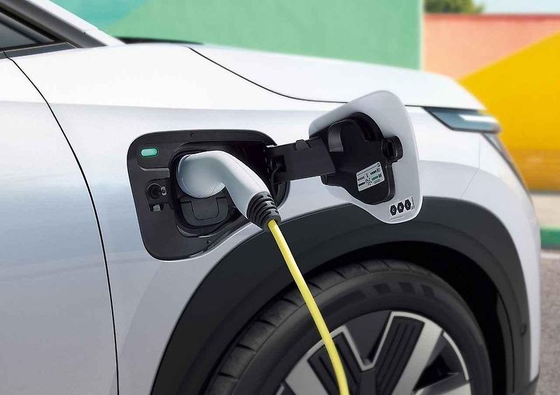 I tyto malé elektromobily se umí poměrně rychle nabíjet.
