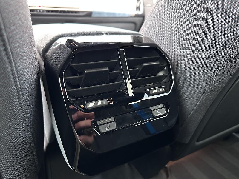 BMW iX xDrive40 Sport Paket - fotka 31 z 33