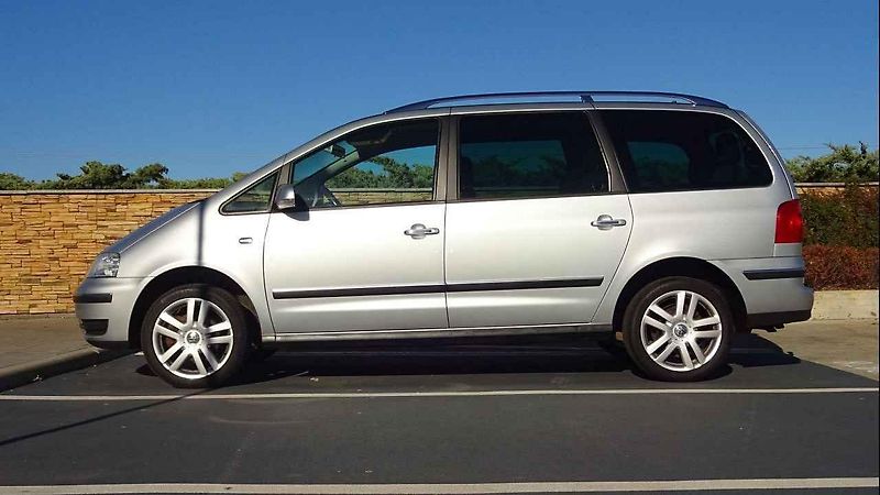 Boční lišty i lišty nárazníků zdobí chromový pásek, toto auto v základní výbavě není.
