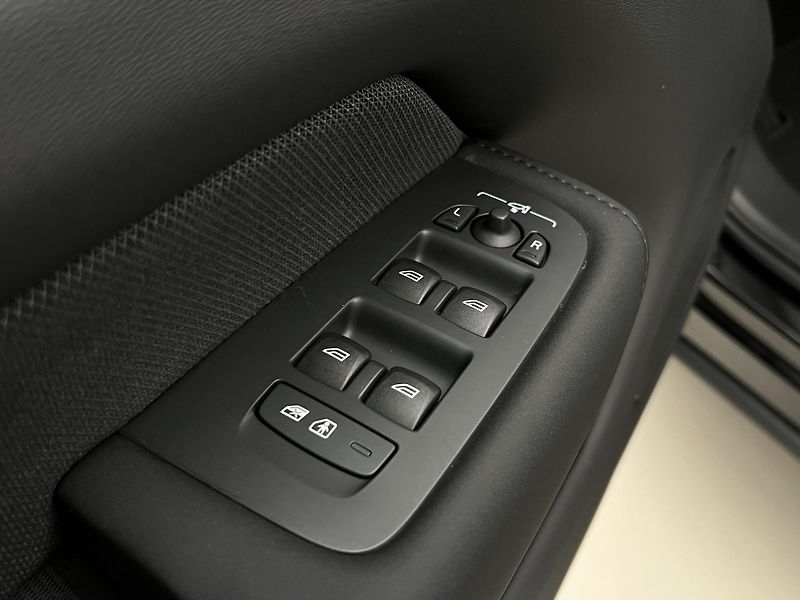 Volvo XC60 T6 AWD BLACK EDITION RESKIN - fotka 20 z 50