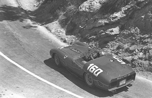 Pedro Rodríguez při závodě Targa Florio 1961 s Ferrari., zdroj: Wikimedia Commons, neznámý fotograf, volné dílo