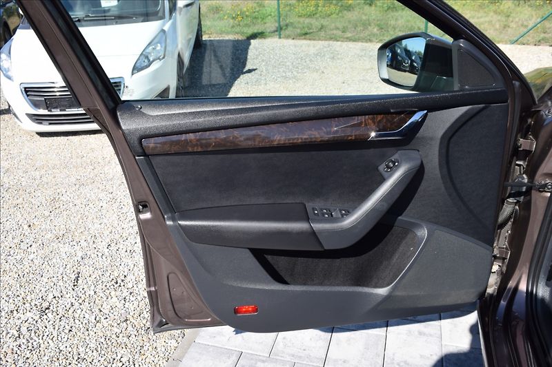 Škoda Octavia 2,0 TDI 110KW DSG TAŽNÉ NAVI - fotka 26 z 47