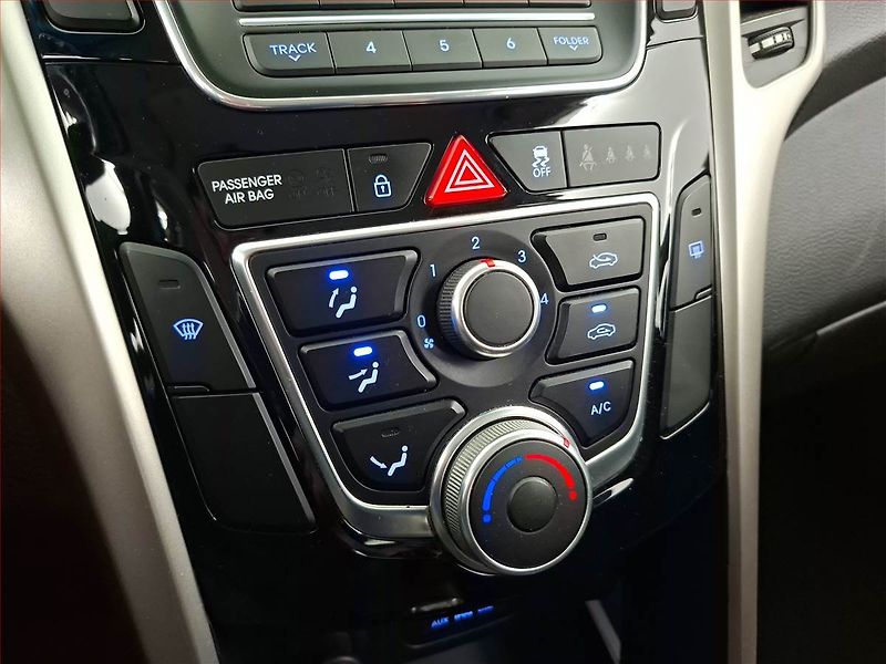 Hyundai i30 (2017) 1.6 CRDi, Tempomat - fotka 14 z 16