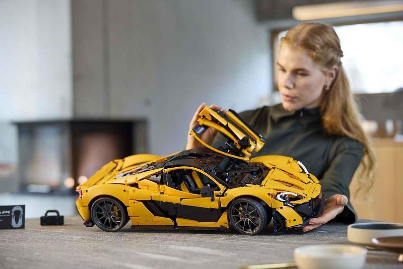 Replika McLarenu P1 v reálné velikosti se skládá z 342 817 dílků, váží přibližně 1220 kilogramů.