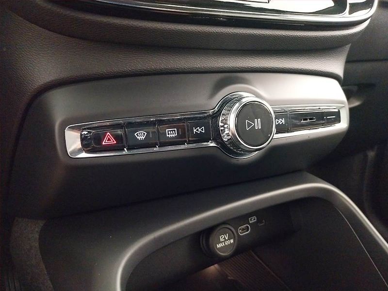 Volvo XC40 (2025) B3 - fotka 18 z 22