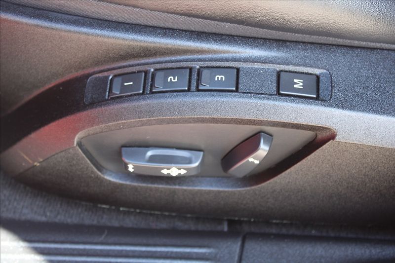 Volvo V40 2,0 D3  R-DESIGN,AUTOMAT - fotka 27 z 36