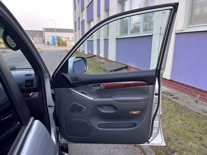 Toyota Land Cruiser 120 3,0D 4WD/automat 8-míst/ČR - fotka 26 z 39