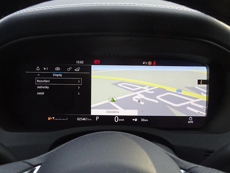 Jaguar XE D180 R - Dynamic SE - fotka 25 z 47