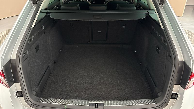 Škoda Superb 2.0 TSI DSG Style Combi - fotka 17 z 30
