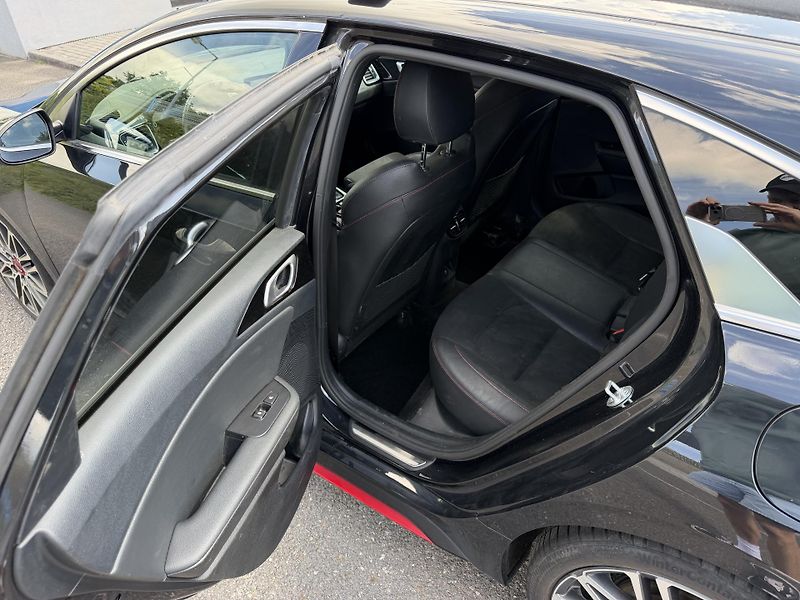 Kia ProCeed GT 1,6GDi 150kW automat navi  - fotka 22 z 23