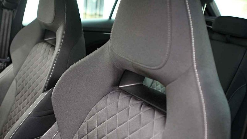 Škoda Scala a Říp v pozadí
