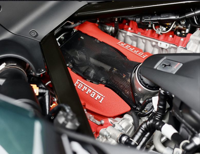 Ferrari SF90 (2021) Stradale 4.0 V8 1001PS 4x4 Ate - fotka 35 z 72