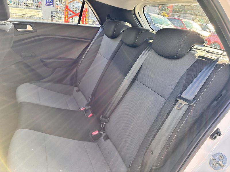 Hyundai i20 -55kW KLIMA,4x KOLA NA ZIMU - fotka 13 z 23