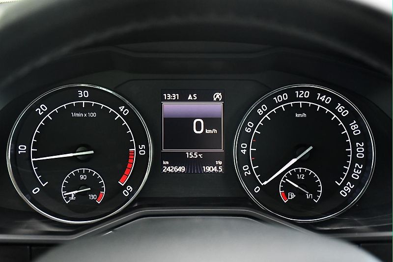 Škoda Superb 1.6TDi 88kW STYLE - fotka 33 z 40