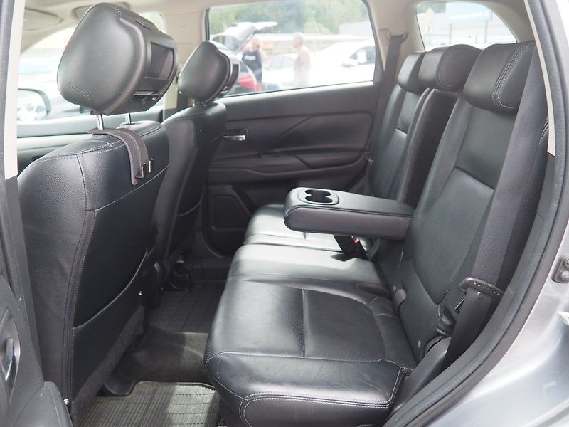 Mitsubishi Outlander (2014) 2.2 D-ID AT Instyle, AWD, 7m - fotka 13 z 41