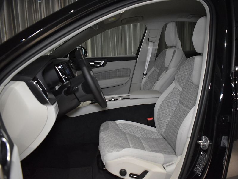Volvo XC60 2,0 B5 AWD CORE BLIS,Bezklíč - fotka 9 z 25