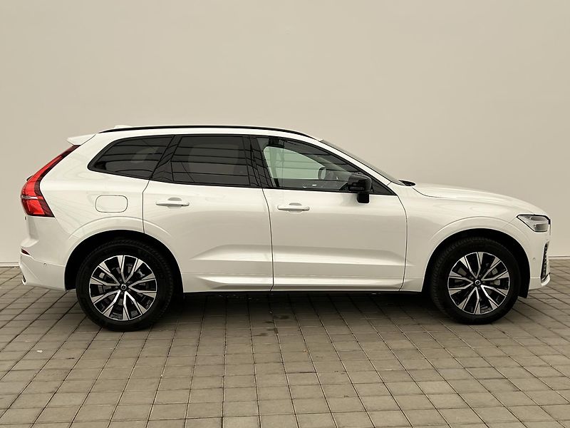 Volvo XC60 2.0  B4 4x4 PLUS  Black - fotka 4 z 30