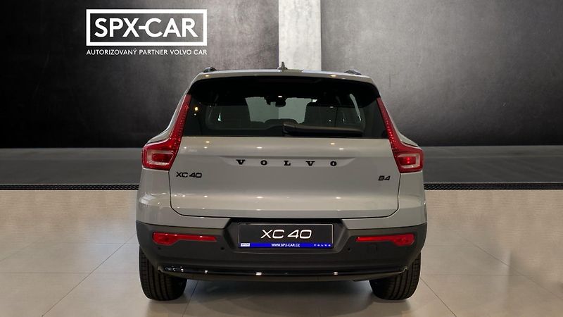Volvo XC40 (2026) PLUS BLACK EDITION, B4 FWD, 14 - fotka 7 z 15