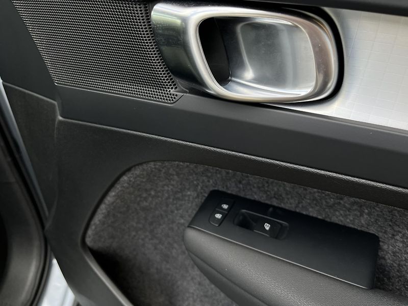 Volvo XC40 FWD T2 Core - fotka 13 z 44