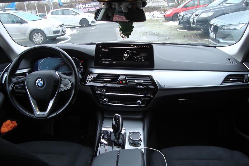 BMW Řada 5 (2021) 530e Xdrive, ČR, 1.Maj.S.Kn. - fotka 37 z 65