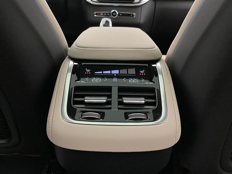 Volvo XC90 B5 AWD DARK ULTRA AUT CZ 7m - fotka 33 z 66