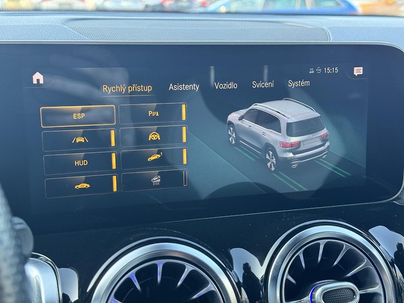 Mercedes-Benz GLB (2019) 200d 4Matic, AMG Line Head-up  - fotka 31 z 51