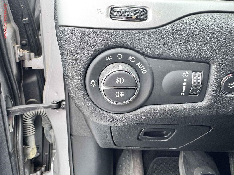 Jeep Cherokee (2017) 2.2 CRDi 4x4, Overland, AT - fotka 17 z 18