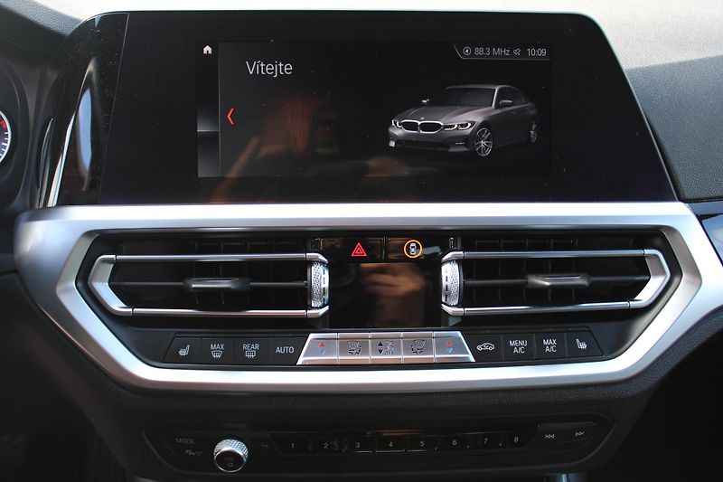 BMW Řada 3 (2019) 320d KŮŽE LED AUTOMAT TEMPOMAT - fotka 22 z 26