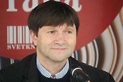 Jan Hrušinský hrál v komedii Můj brácha má prima bráchu závodníka motocyklové ploché dráhy. Jméno filmu?