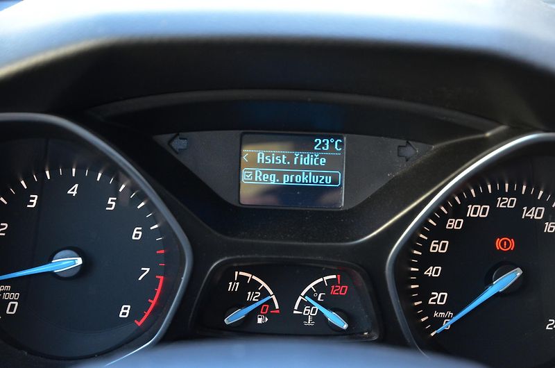 Ford Focus (2014) 1.0 EB 74kW TREND 2x kola - fotka 23 z 35