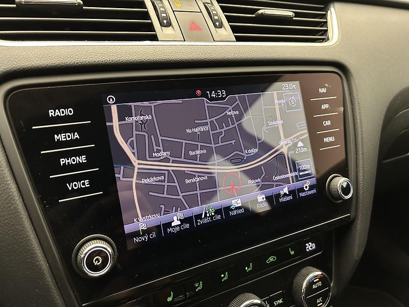 Škoda Octavia 2.0 TDI Style Plus - fotka 14 z 26