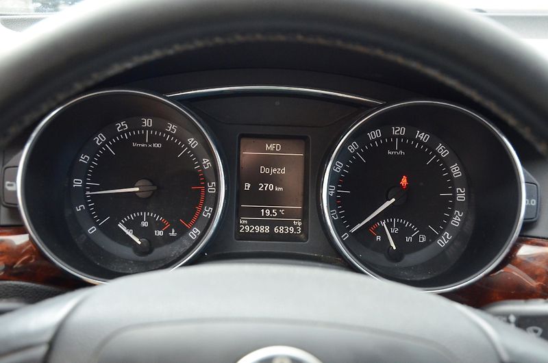 Škoda Superb (2011) 2.0 TDi 103kW AMBITION - fotka 21 z 31
