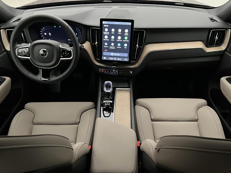 Volvo XC60 B5 AWD DARK PLUS RECHARGE CZ - fotka 2 z 44