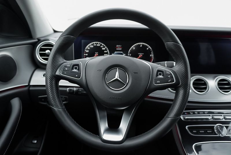 Mercedes-Benz Třídy E E  220 d AMG LINE - fotka 17 z 27