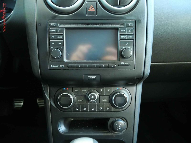 Nissan Qashqai (2012) 1.6 16V, ČR, Panor, AC - fotka 13 z 19