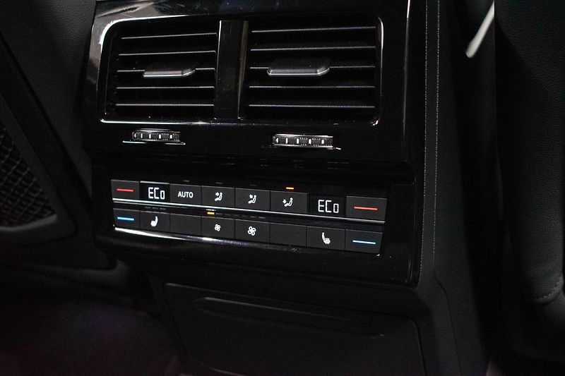Volkswagen Touareg 3.0TDI R-LINE*TAŽNÉ*WEBASTO*ČR - fotka 32 z 49