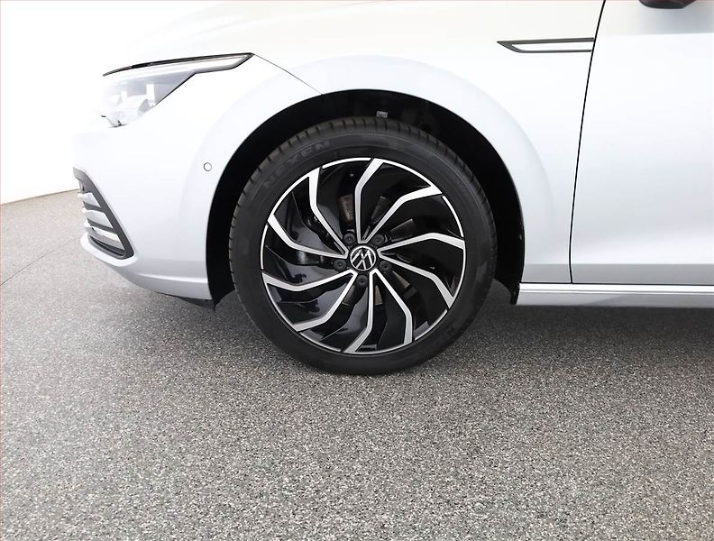 Volkswagen Golf (2024) 1.5 eTSI - fotka 12 z 20