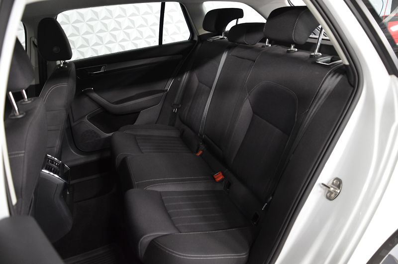 Škoda Superb (2022) 2.0TDI 110 Style kombi - fotka 22 z 23