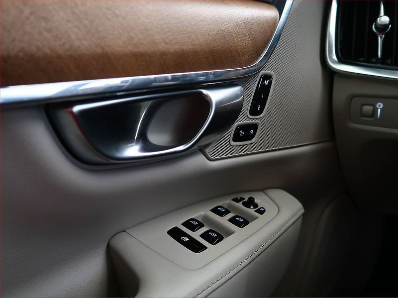 Volvo S90 (2018) D5 AWD, 4X4, Automat - fotka 19 z 21